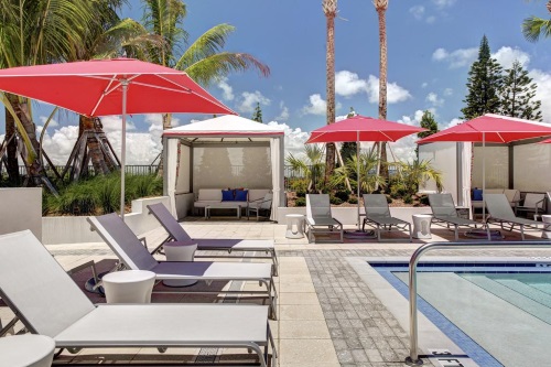 Residence Inn Miami Surfside zwembad met ligbedden